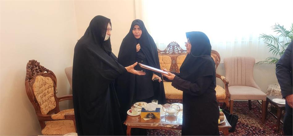 دیدار مدیر صندوق بازنشستگی آذربایجان شرقی با همسر شهید در مراغه